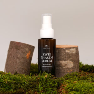 bloomwood Zwei-Phasen-Serum zwischen Holz und Moos &ndash; Naturkosmetik Produktfoto Schwarzwald
