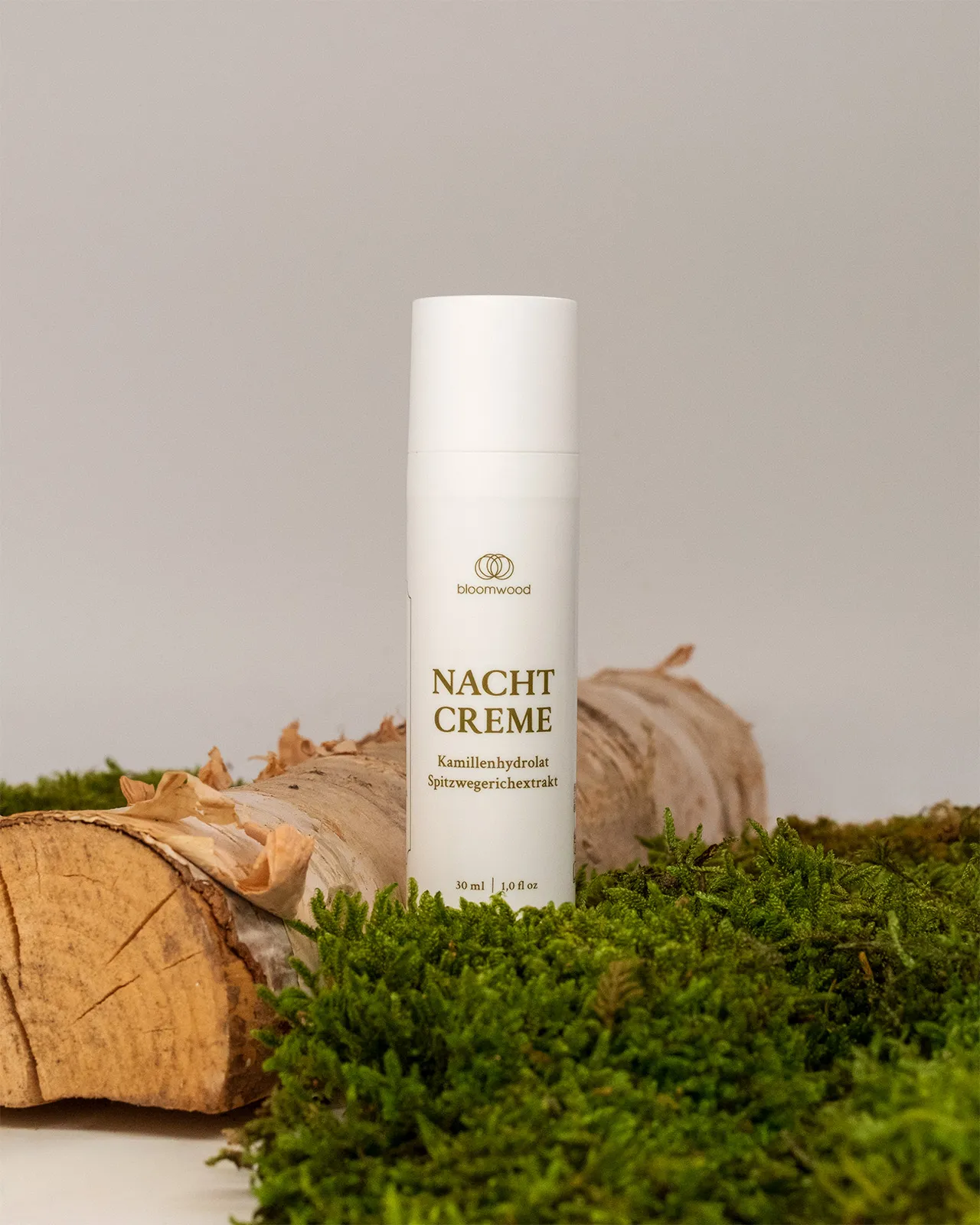 Nachtcreme von bloomwood neben getrockneten Blütenblättern